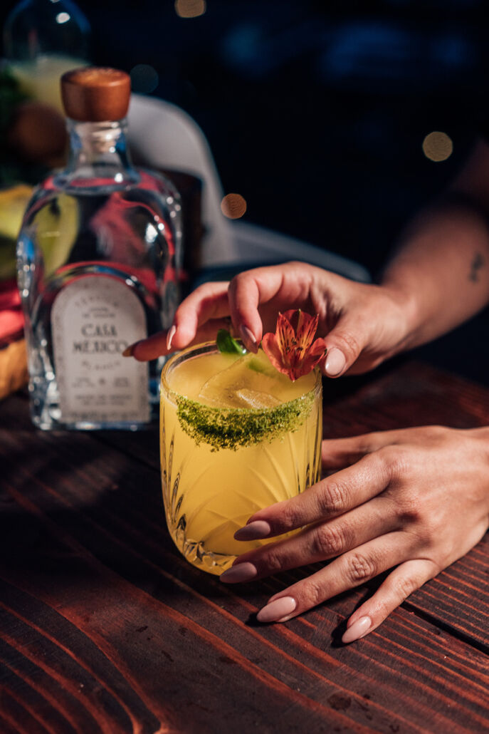 Serving a Luz de Verano cocktail